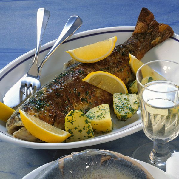 Frisch gebratene Forelle mit Zitrone und Kräuterbutter