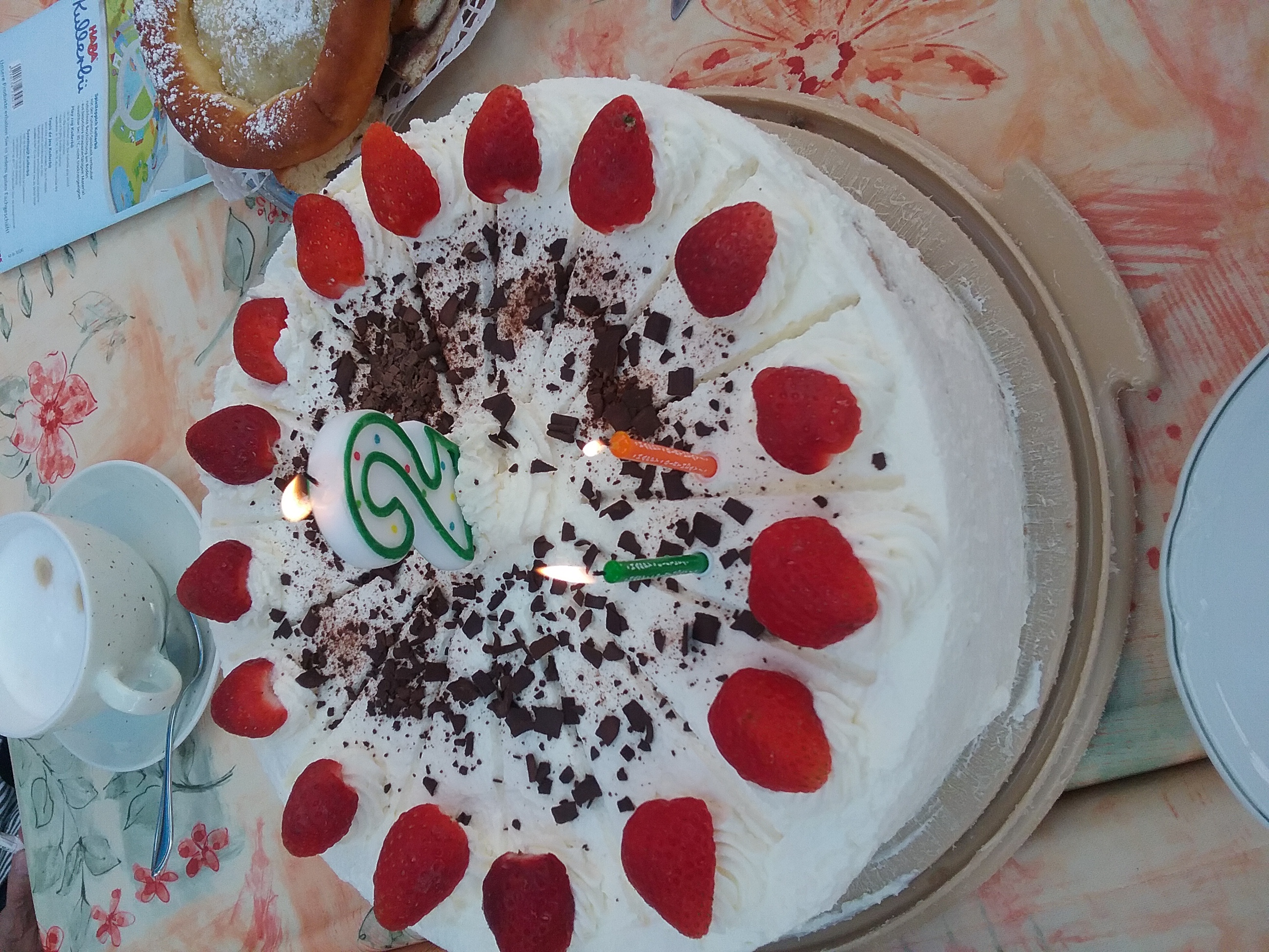 Hausgemachter Kuchen mit frischen Erdbeeren