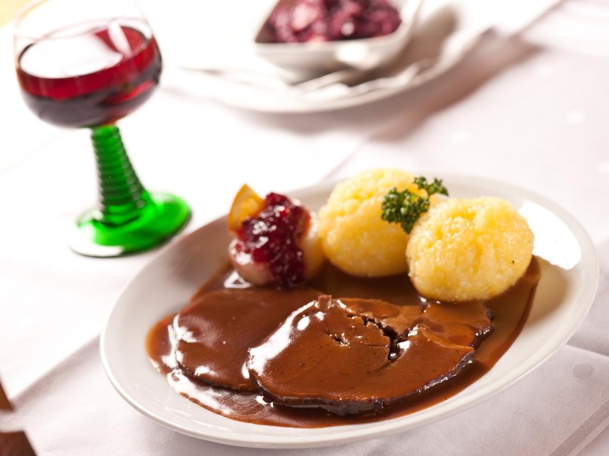 Rehbraten mit Preiselbeeren, Kartoffelknödeln und Rotwein – Wildspezialität