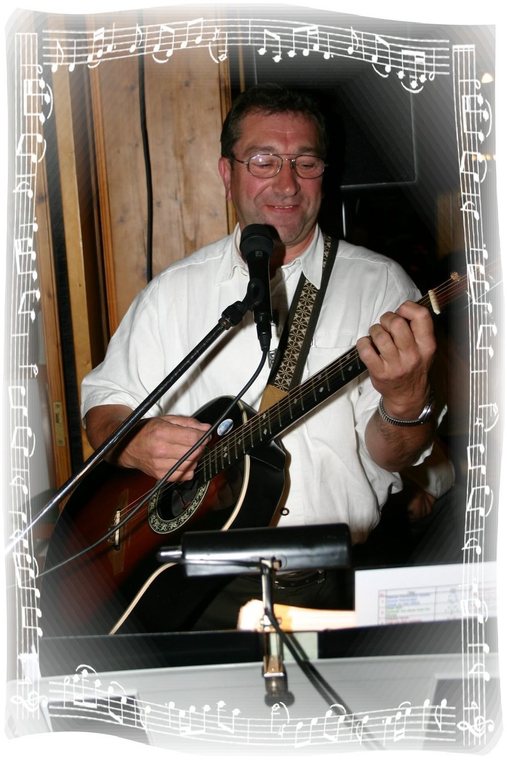 Der Singende Wirt mit Gitarre beim Auftritt im Wirtshaus