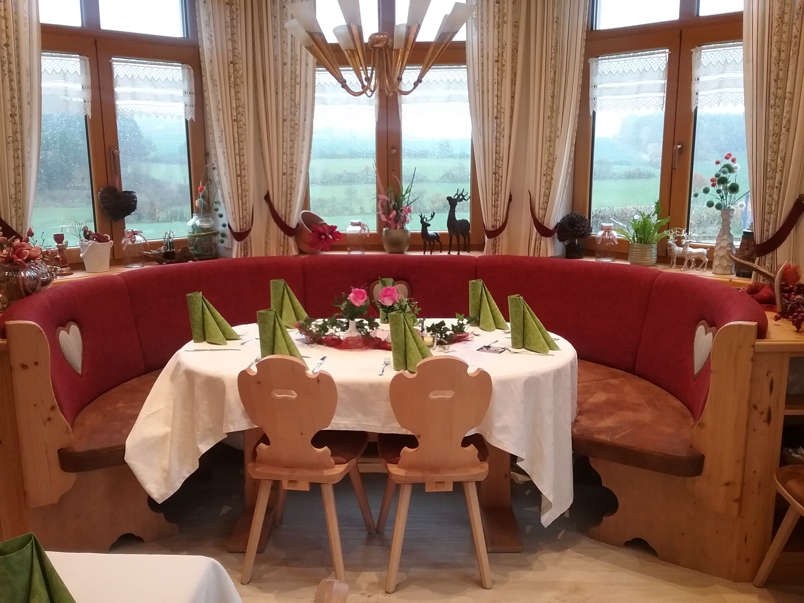 Gemütliche Sitzecke mit Panoramafenster