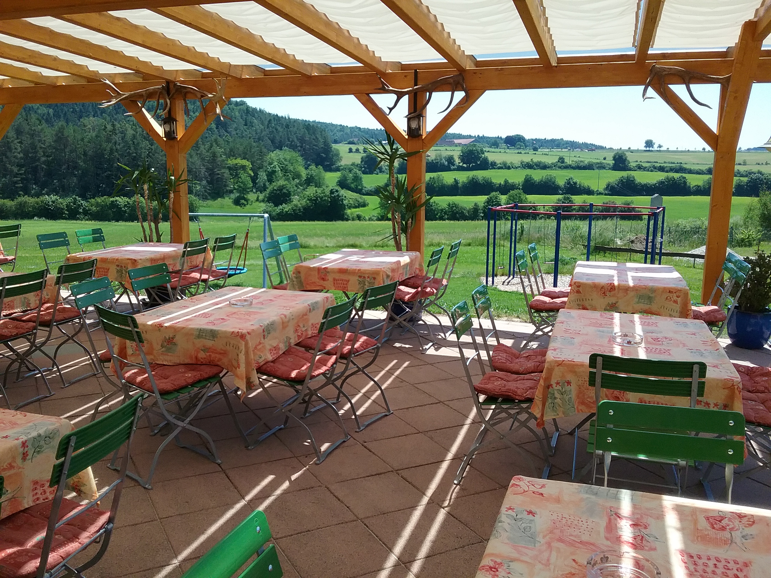 Überdachte Terrasse mit Blick ins Grüne