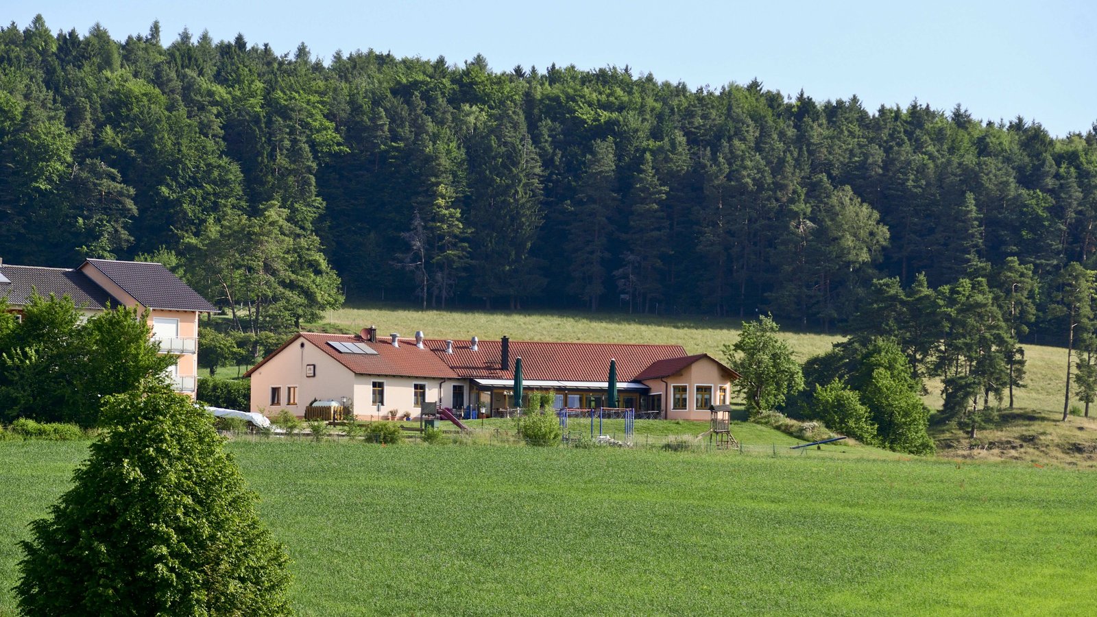 Die Waldschänke am Hirschpark am Waldrand im Grünen